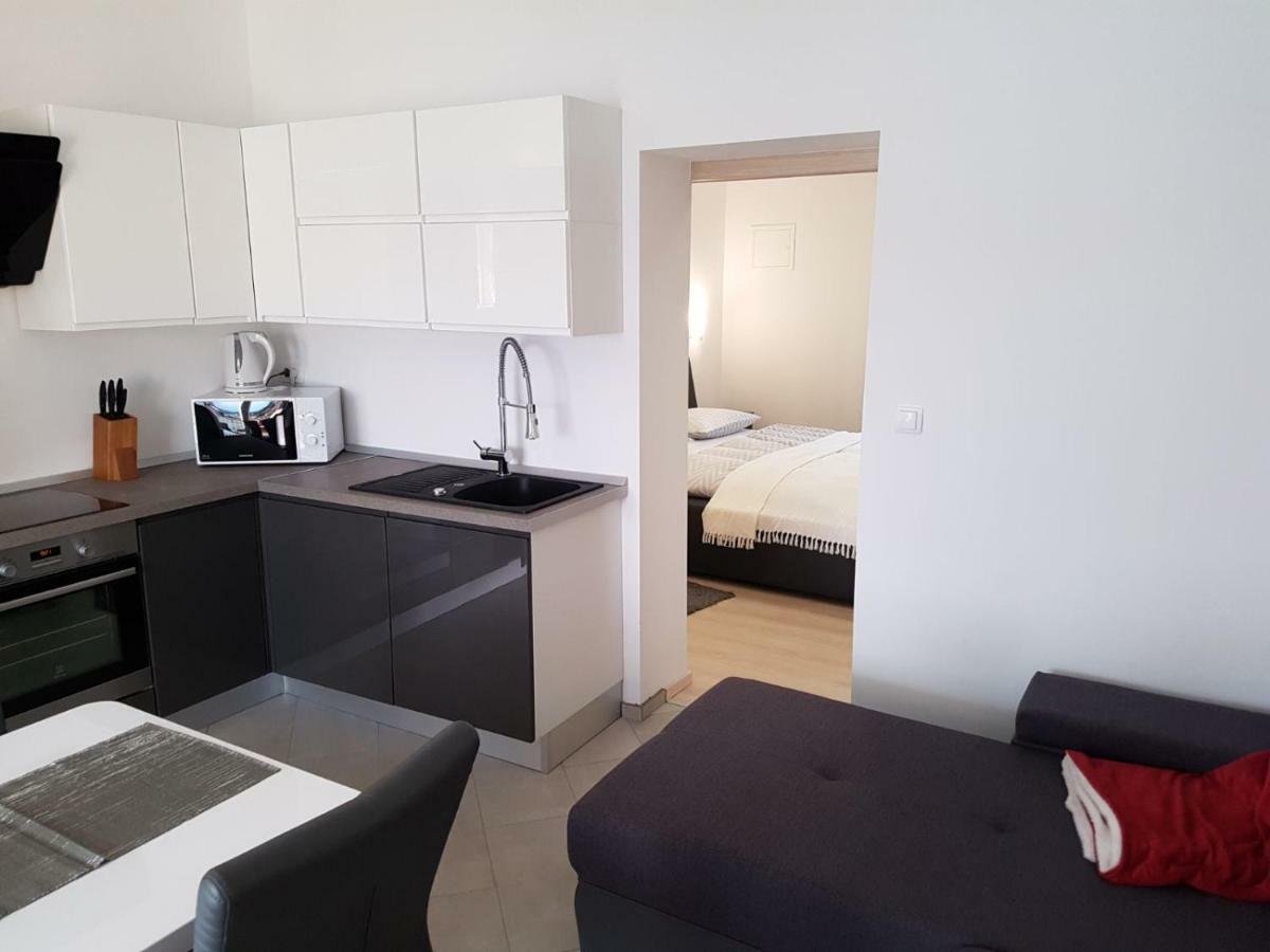 Apartment Roko Kolinda 1 *
